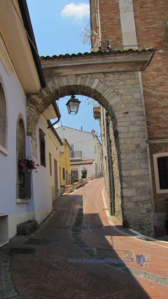 Savignano Irpino (Av) – Porta Grande che dà accesso al nucleo medievale