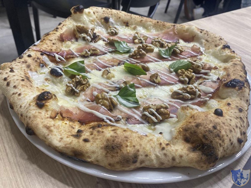 La Tirolese pizza di stagione