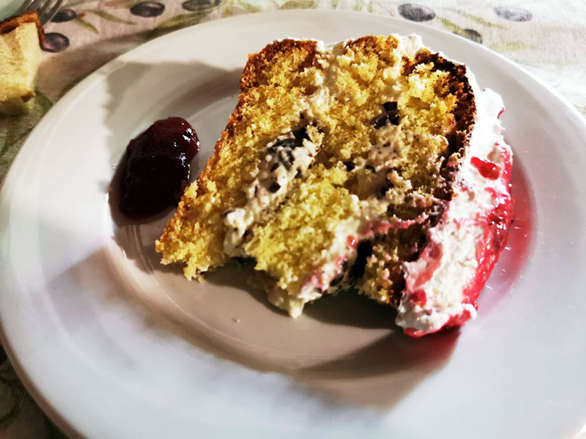 Torta fatta in casa con marmellata di ribes del borgo