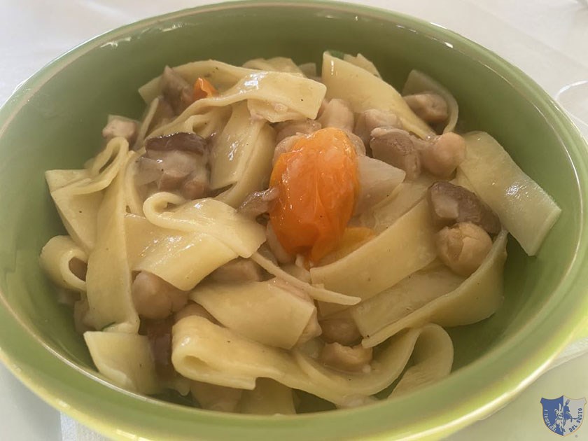 Maltagliati con ceci porcini aglio e olio