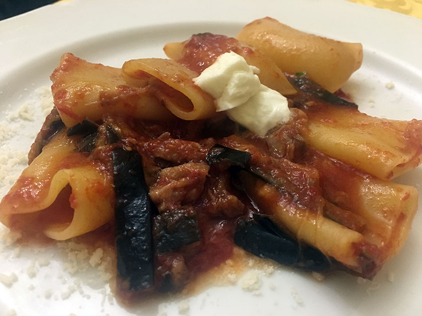 Paccheri con pomodori melanzane salsiccia bufala e parmigiano