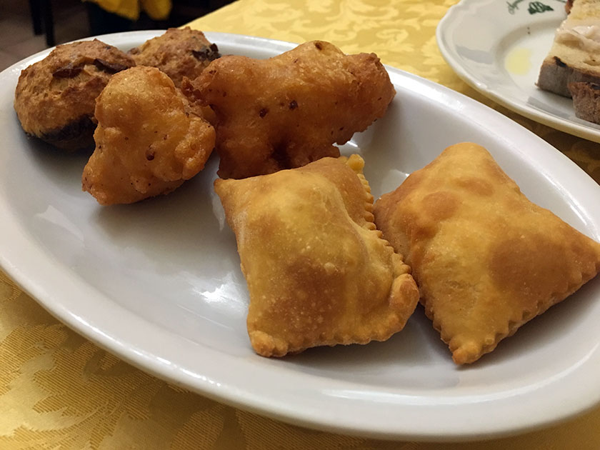 Panzerotti frittelle con le alici e funghi ripieni