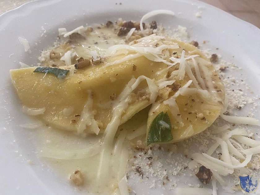 Agnolotti alla mela annurca con pioggia di cacio e noce