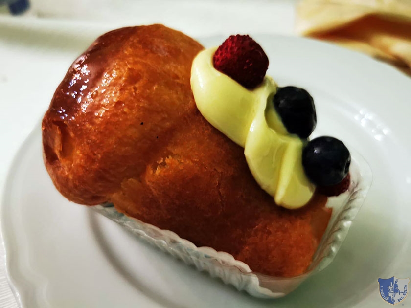 Babà con chantilly e frutti di bosco