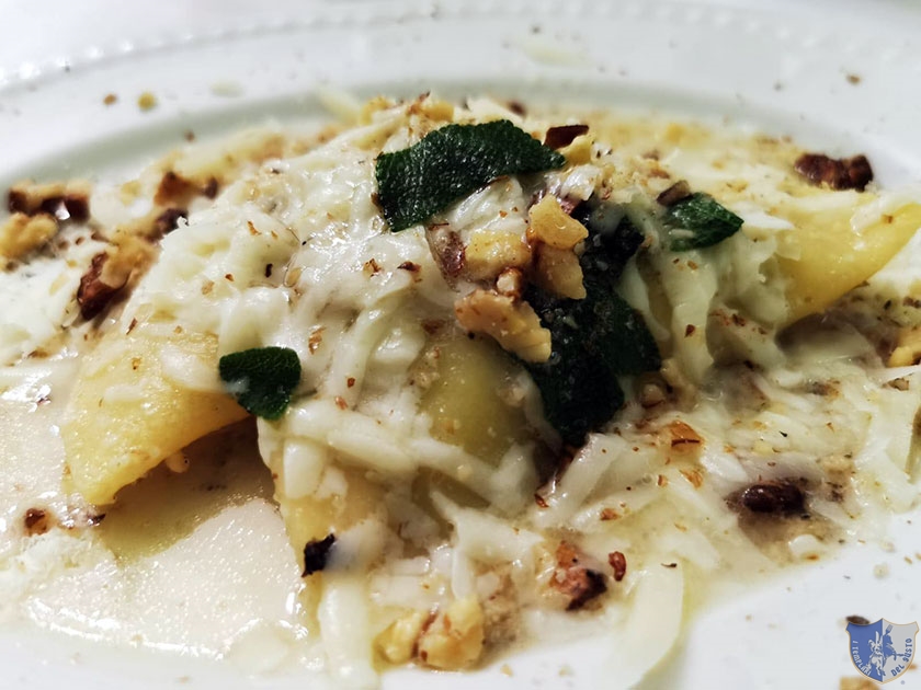 Ravioli al pesto bio con cacio e noci