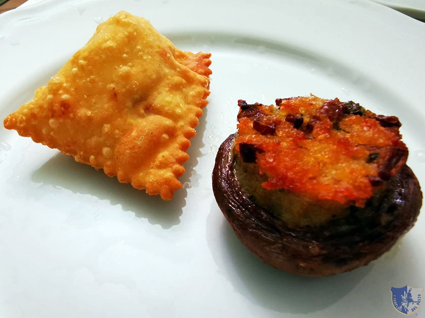 Raviolo fritto e funghetto ripieno