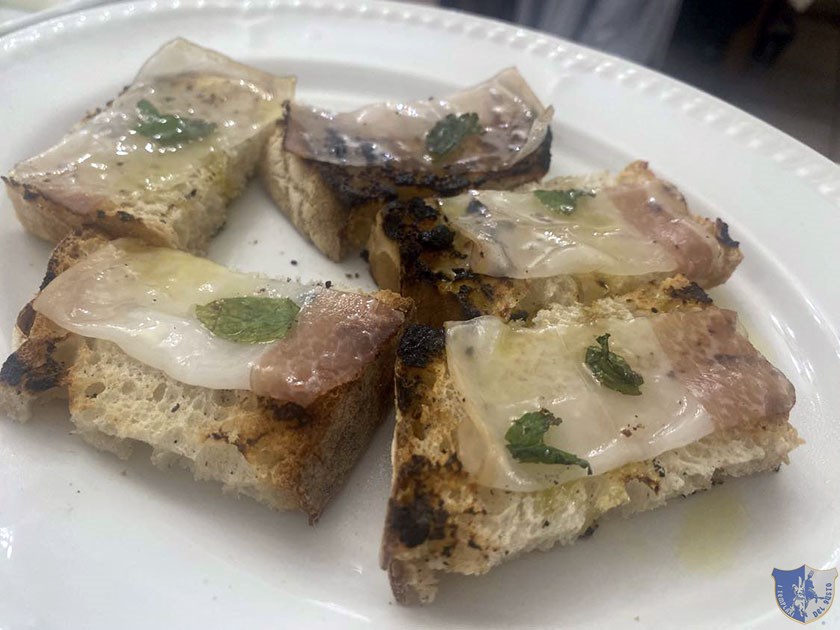 Bruschette con lardo di colonnata e mentuccia