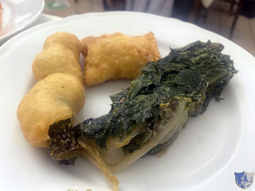 Fagottino con caciocavallo e mortadella peperoncino in pastella e scarola ripiena