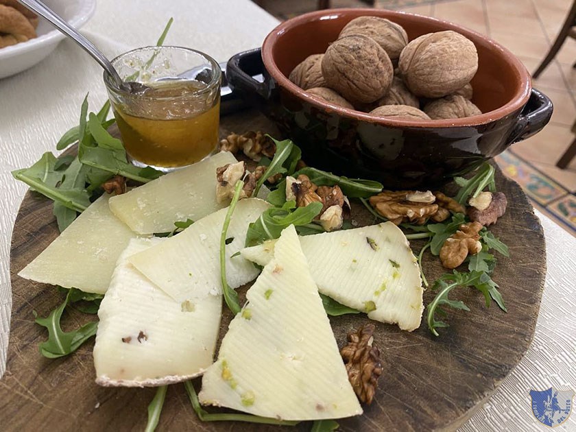 Tagliere con formaggio noci e marmellata di fichi