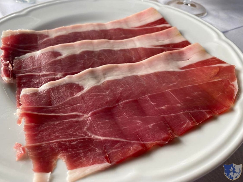 Il meraviglioso prosciutto irpino tagliato al coltello