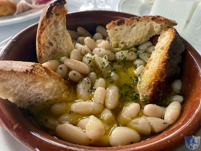 Zuppetta di fagioli con crostini di pane