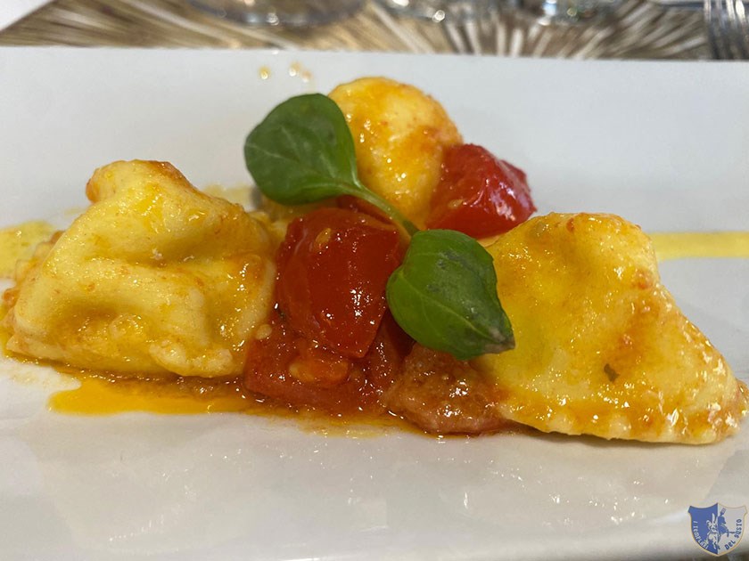 Ravioli ripieni di ricotta con datterino giallo e pomodorino rosso