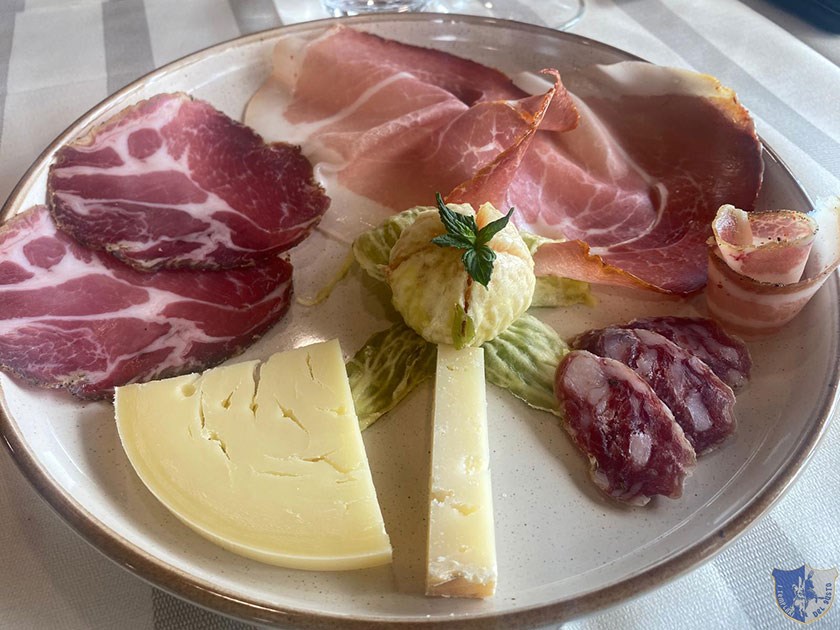 Antipasto di salumi e formaggi con fico appena colto nei campi