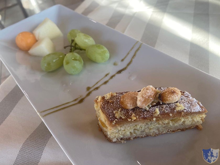 Frutta e torta di ricotta con mandorle tostate allo Strega