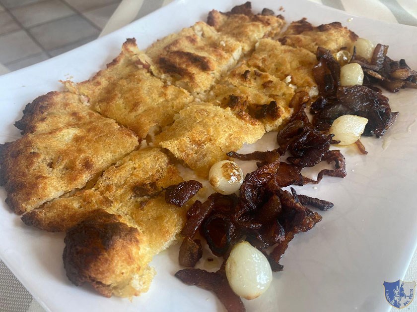 Pancotto al forno con cipolle e cipollotti