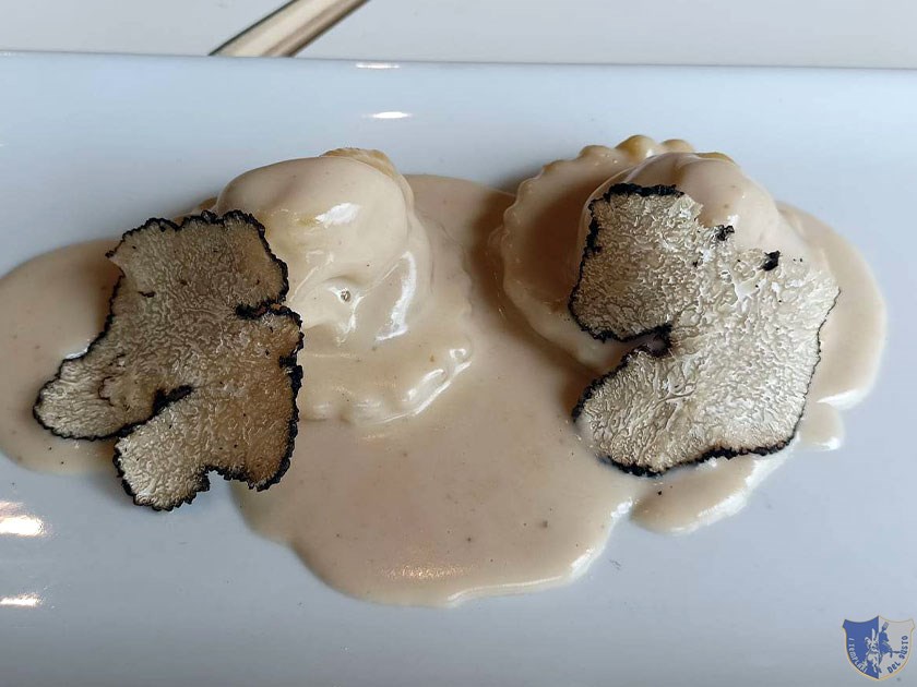 I ravioli di patate e porcini con crema ai porcini e tartufo nero