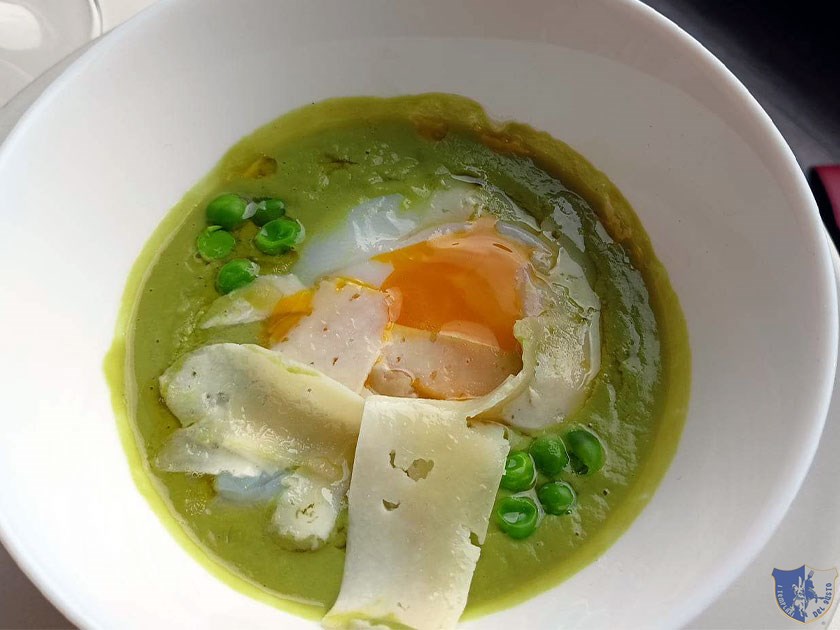 Uovo poché con crema ai piselli e scaglie di pecorino bagnolese Dettaglio