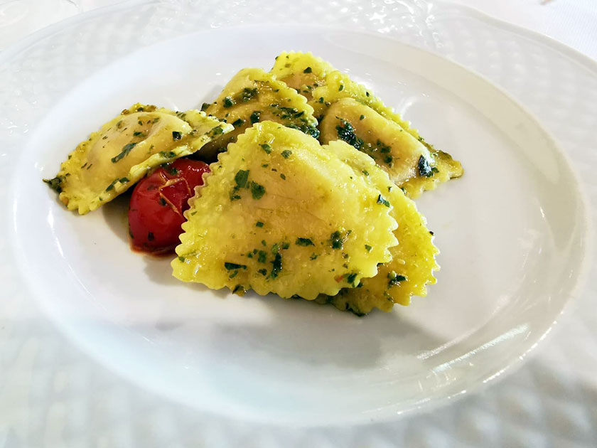 Ravioli con noci e pachino