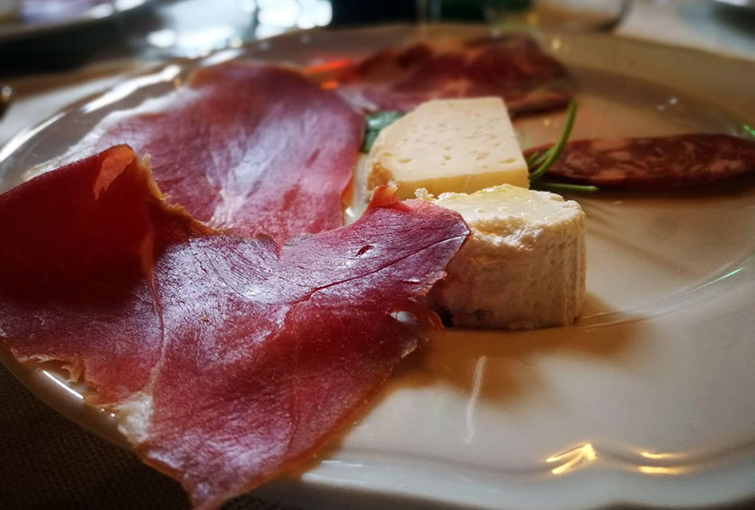 Misto di salumi locali e formaggi