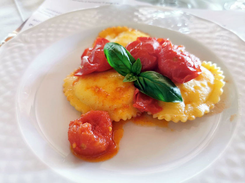 Ravioli ripieni di ricotta e provola con il ragù