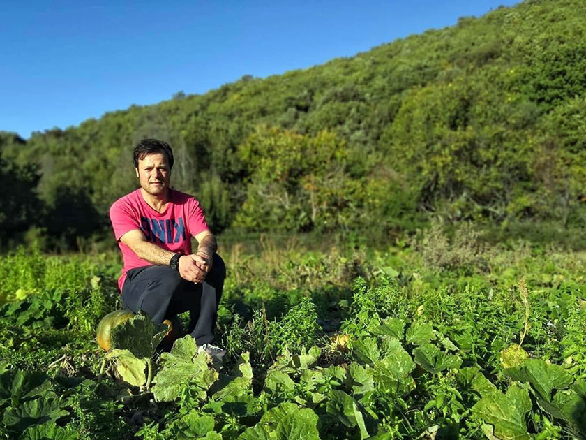 Massimo uno dei padroni di casa nellorto della Masseria