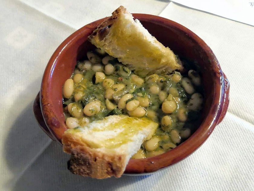 Zuppa di fagioli e borragine