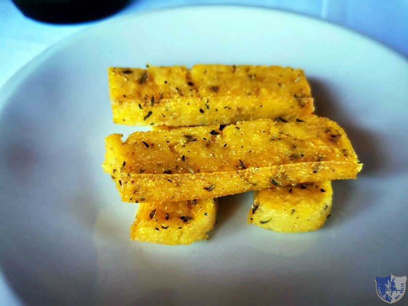 Polenta fritta con finocchetto ed erbe spontanee