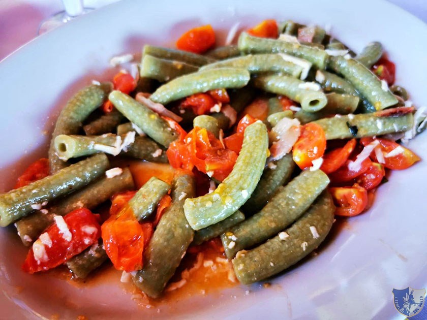 Ziti alle erbe spontanee con pomodorino fresco e pecorino