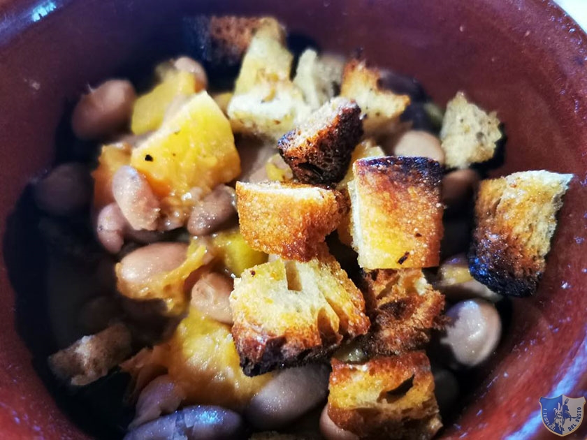 Fagioli e crostini di pane