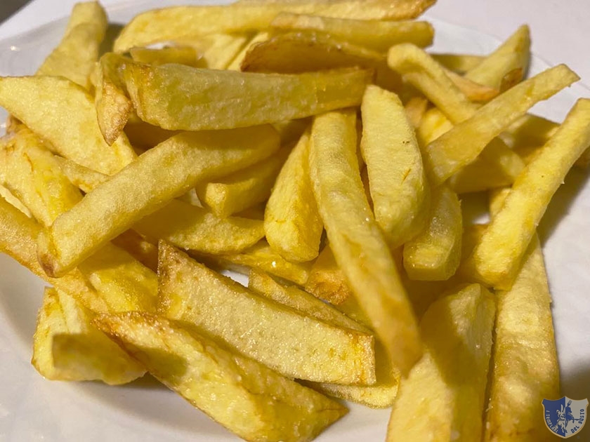 Patate tagliate al momento e fritte