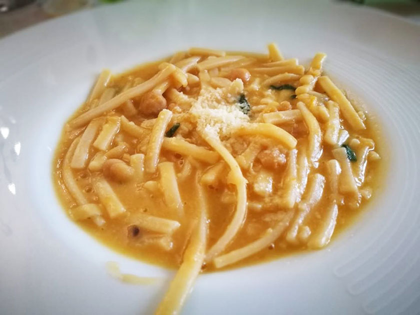 Stringozzi con crema di zucca ceci e guanciale