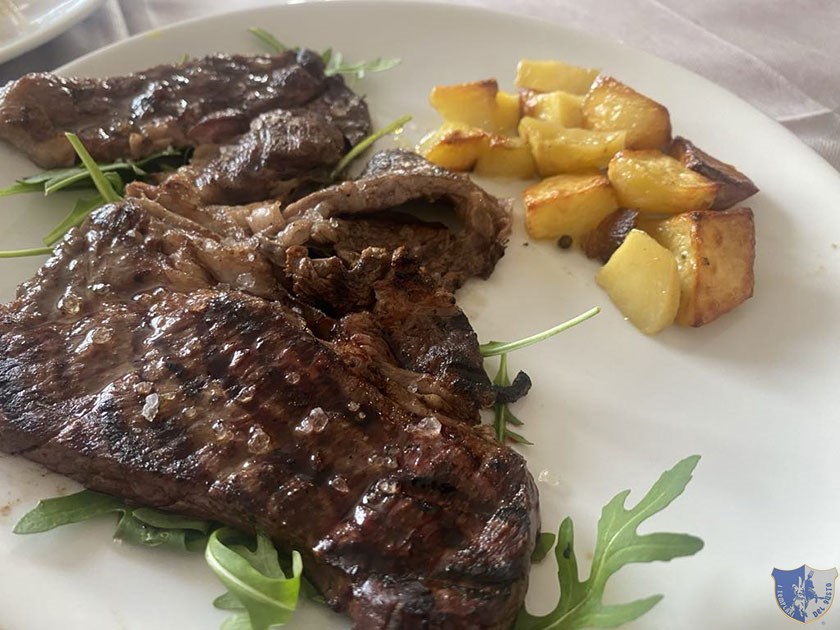 Entrecote alla brace con patate al forno