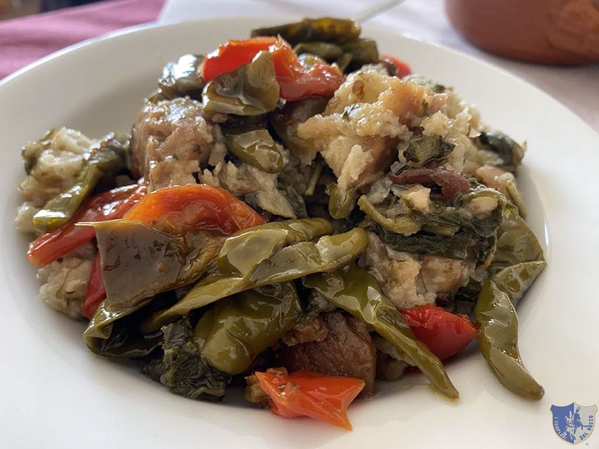 Pancotto con verdure di campo e peperoni fritti verdi e rossi