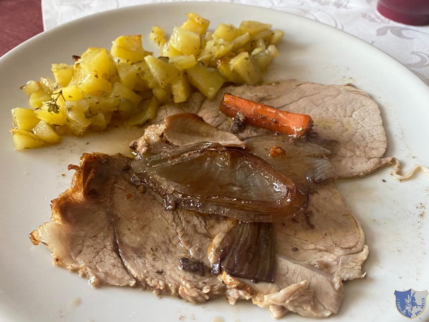 Spalla di maiale ai sapori dellorto con patate al forno