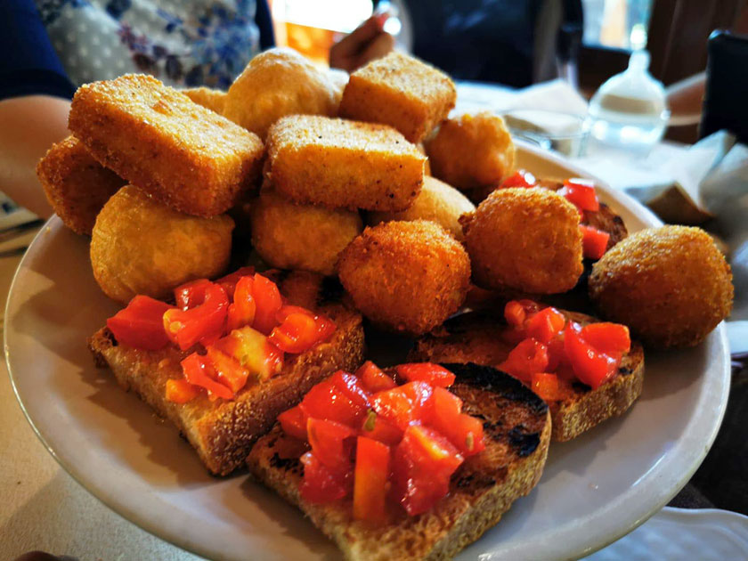 Bruschette arancini e frittelle di pasta