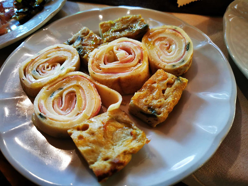 Frittatine di verdure e cipolla e involtini con verdure e prosciutto