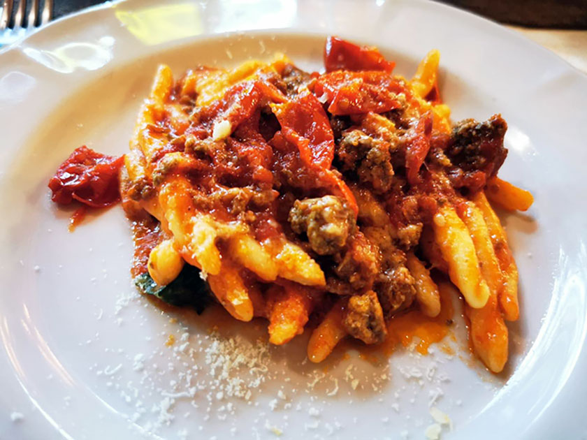 Fusilli con pomodorini rossi e gialli e carciofi