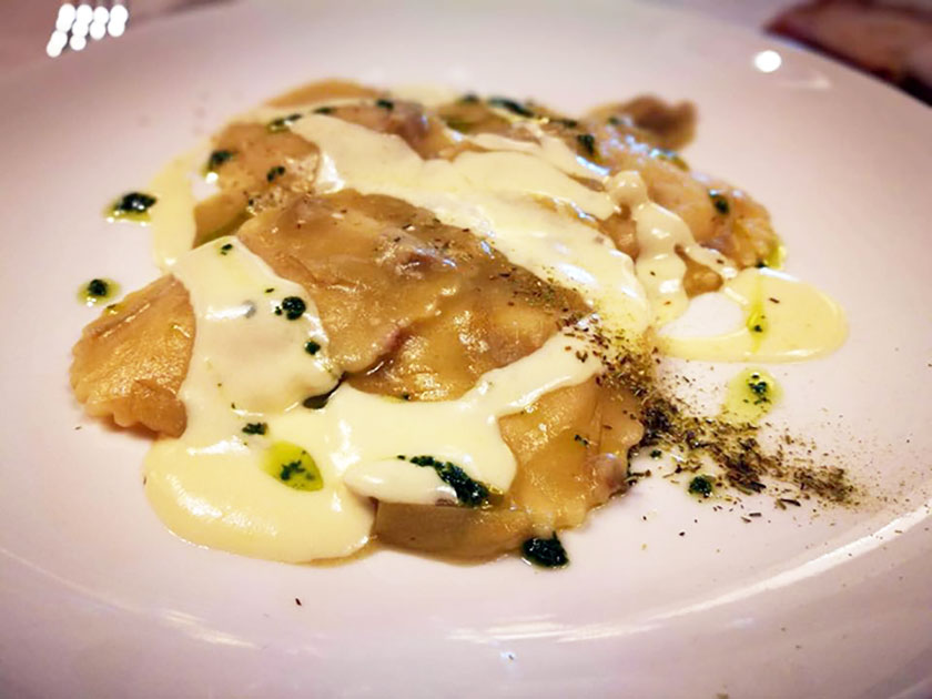 Agnolotti patata e pancetta con carciofi colatura di pecorino bagnolese e polvere di carciofi