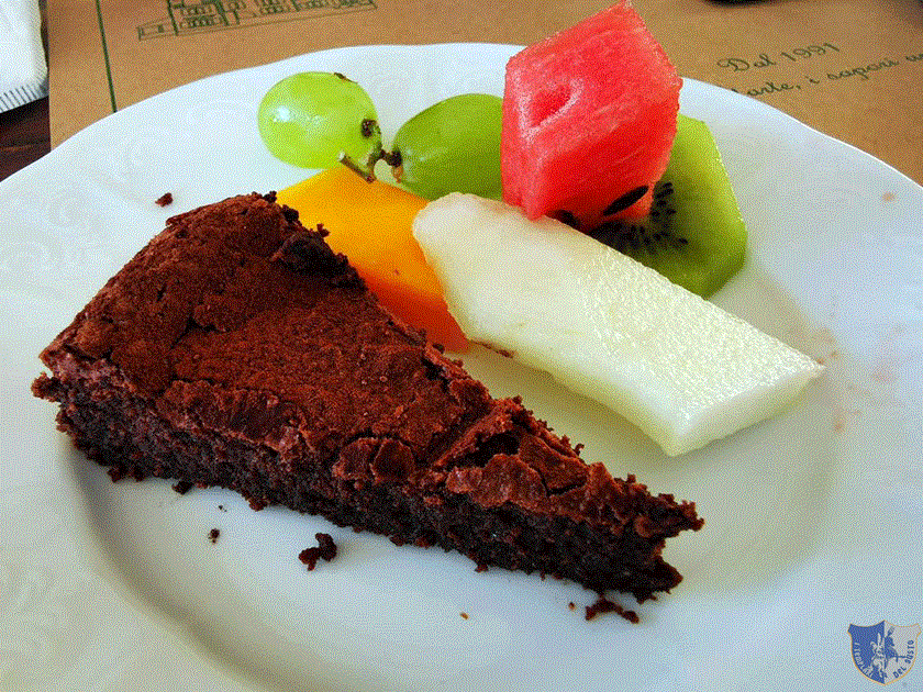 Torta al cioccolato e frutta