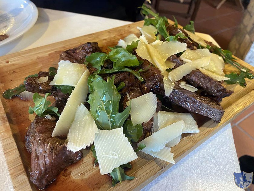 Tagliata con rucola e scaglie di parmigiano