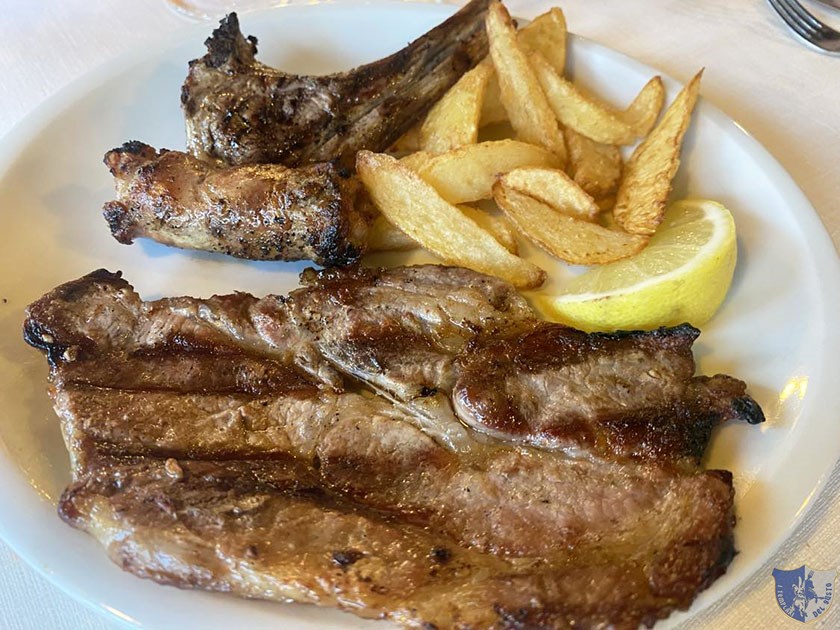 Tris di carne alla brace con patate fritte