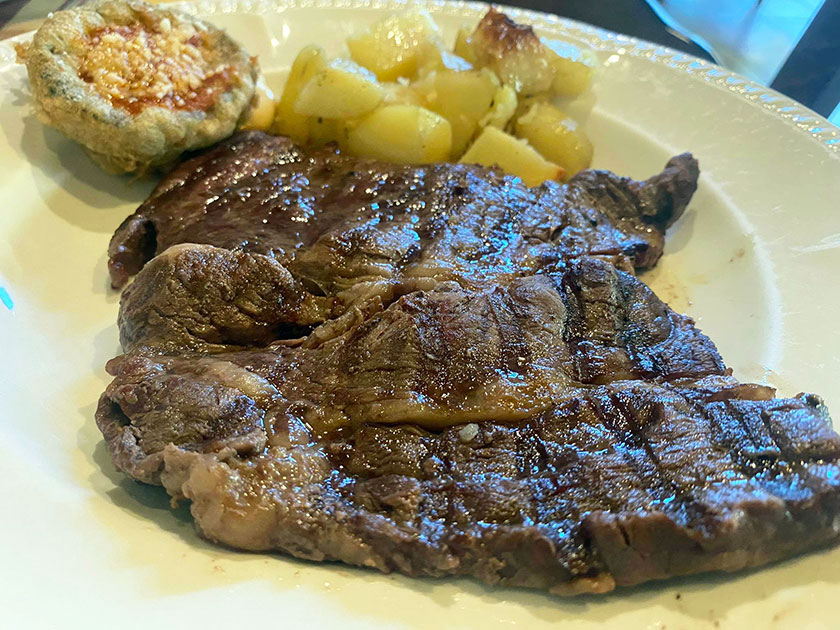 Carne alla brace con patate e parmigianina