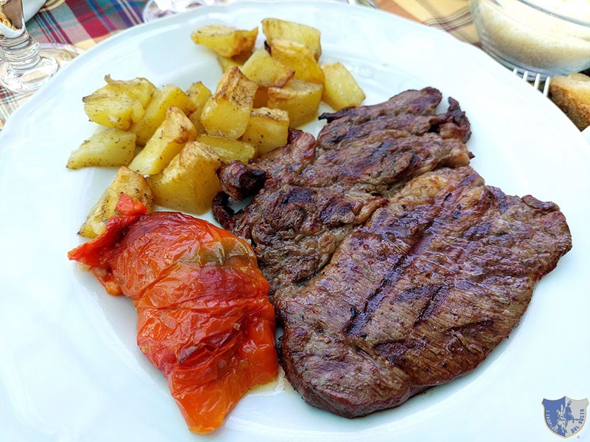 Carne con patate e peperone ripieno