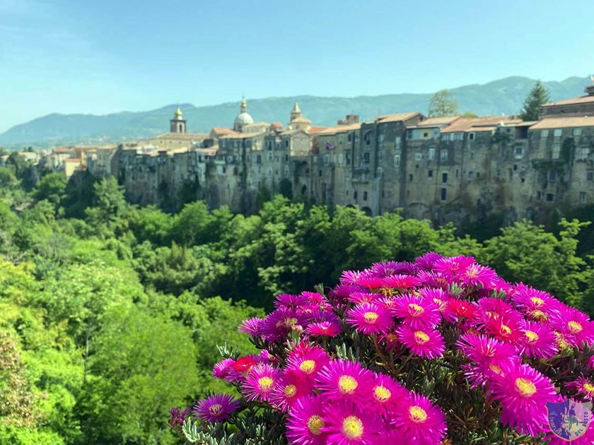 Il centro storico di SantAgata de Goti dal Ponte sul Martorano