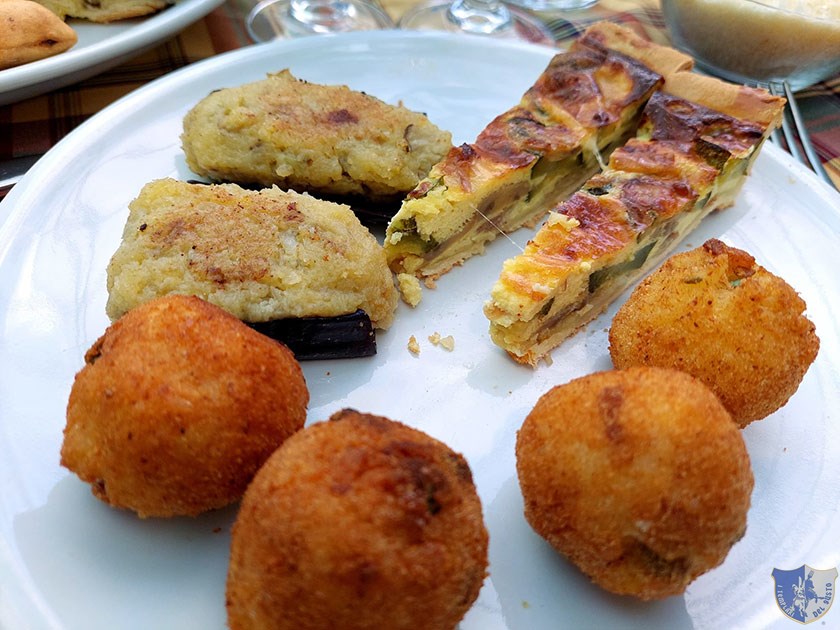 Arancini di riso melanzane a barchetta e quiche di zucchine e funghi