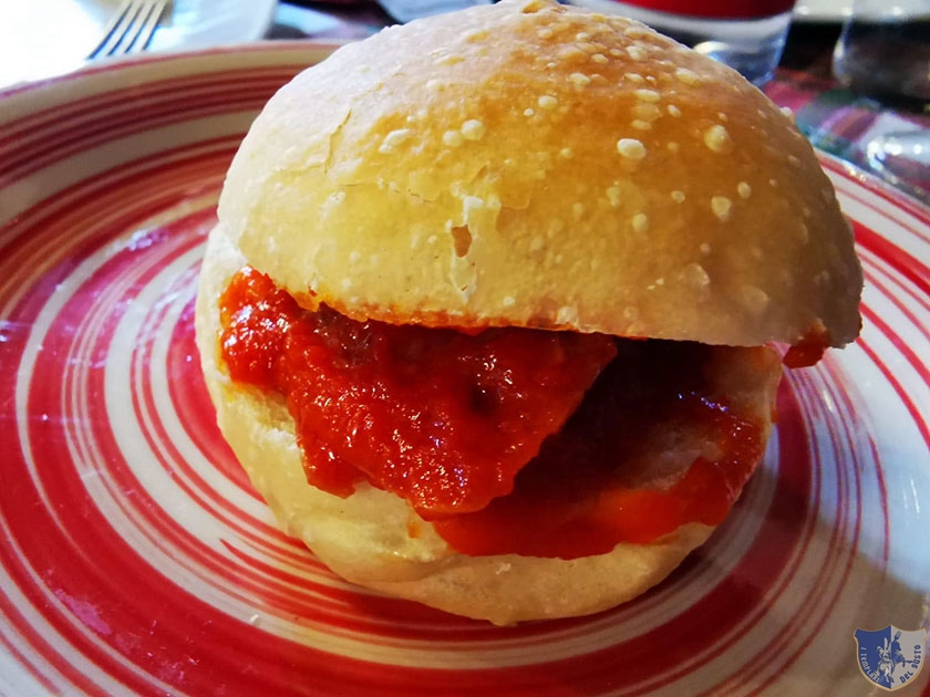 Panino con carne di maiale e ragù