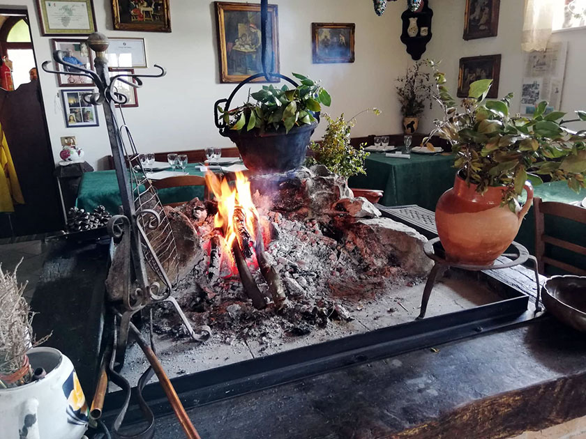 Azienda agricola Le Campestre. Castel di Sasso Ce Camino centrale nella sala interna