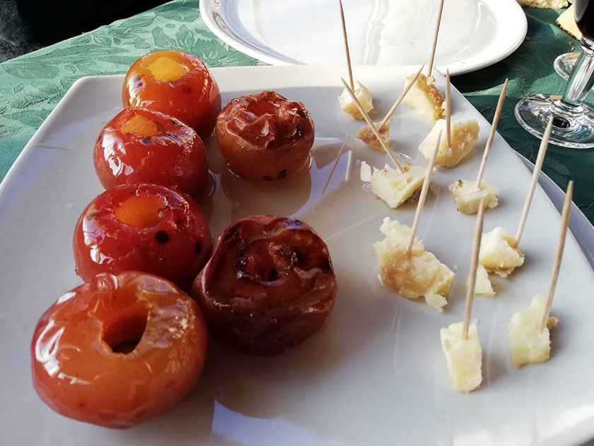 Degustazione pecorino conciato romano abbinato alla melannurca campana igp cotta al forno e caramellata con Terre del Volturno igt Asprino daversa frizzante