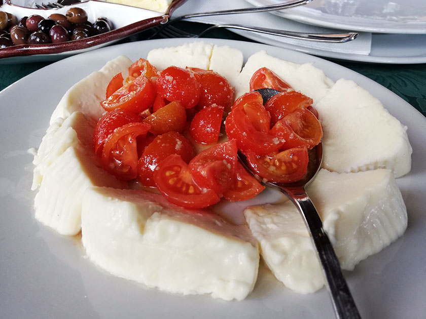 Formaggio vaccino primo sale con pomodorini