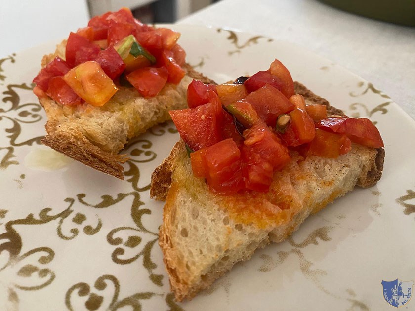 Bruschetta con pomodorini del piennolo olio Ravece bio e basilico